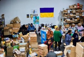 Volunteers in Kyiv are sorting the humanitarian aid in a warehouse Photo credit: uainfo.org 