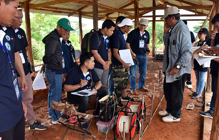 Trainees visit a salt factory in Kaison District. Here, they are measuring resistivity – how well electricity is conducted – to compare conditions at the salt factory with other areas.