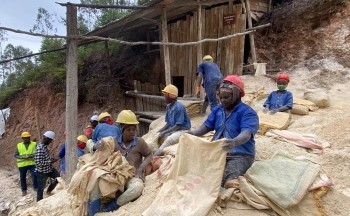 A group of women and men working at a mine site in Rwanda. Credit: Pact.