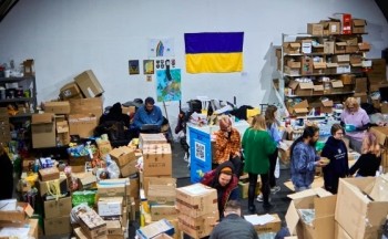 Volunteers in Kyiv are sorting the humanitarian aid in a warehouse Photo credit: uainfo.org 